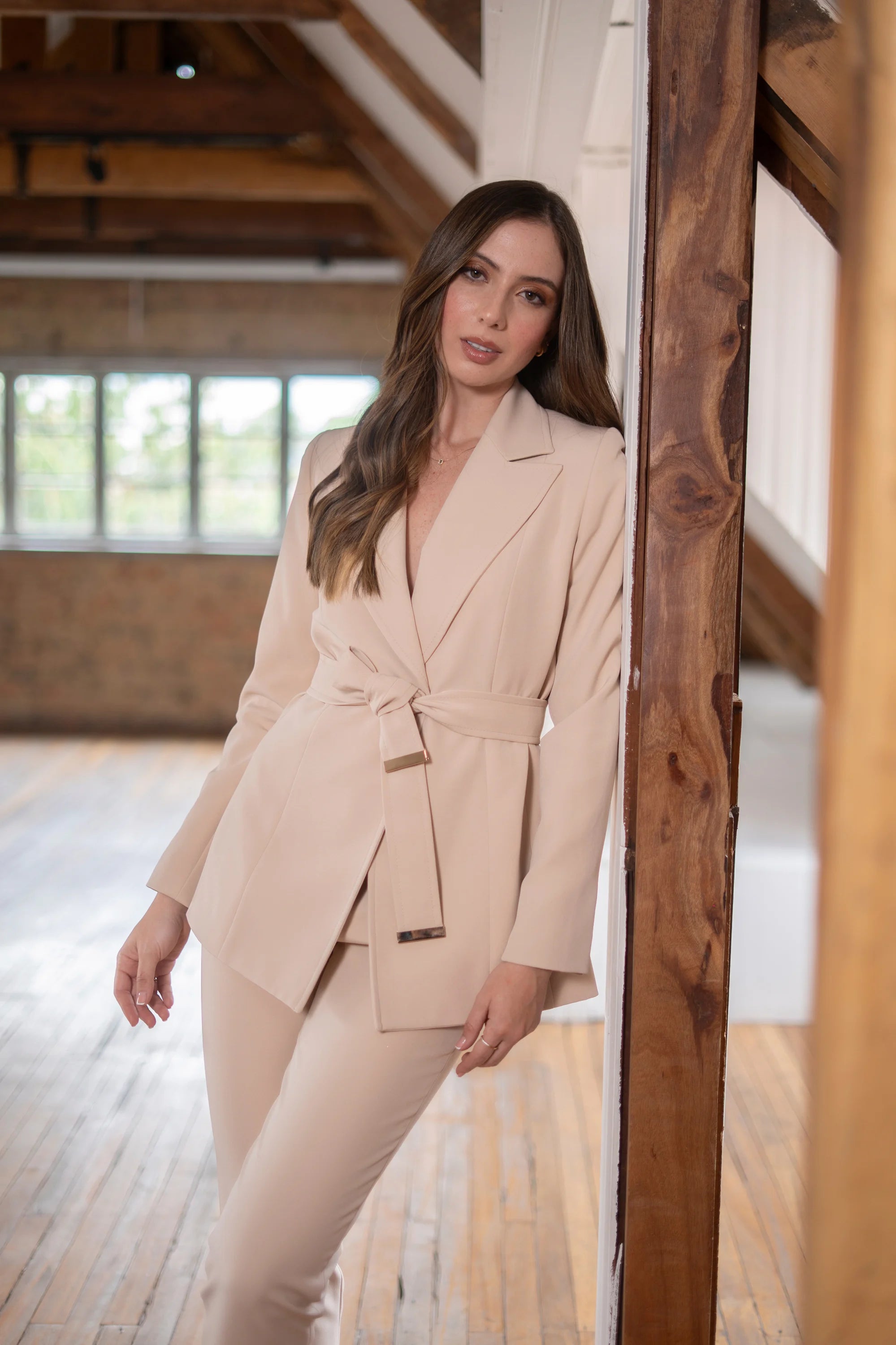 Conjunto de Alta Costura con Blazer y Pantalón Beige Selina